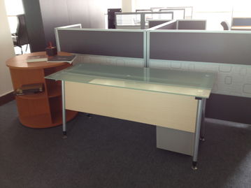 家具廠展廳換季清倉(cāng) 辦公臺(tái)、文員臺(tái)、會(huì)議臺(tái)、書柜半價(jià)拋售，需自提